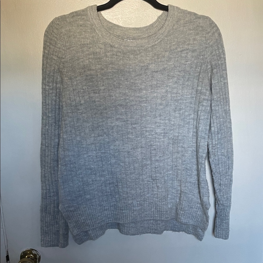 Old Navy Soft Gray Sweater. Ribbed. Small. Nice condition.